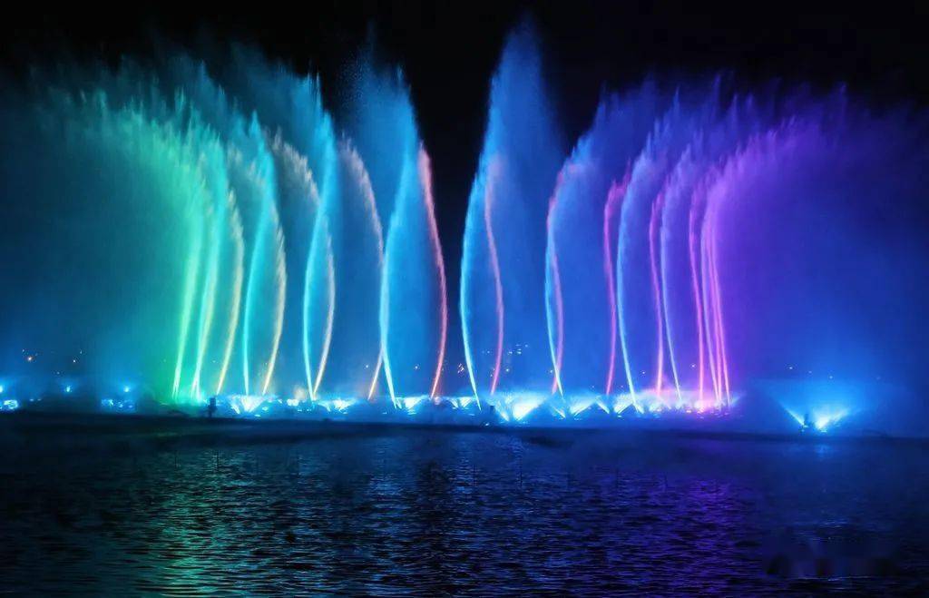 璀璨光影，水舞华章 紫琅公园湖山广场国庆大型光影水秀震撼启幕