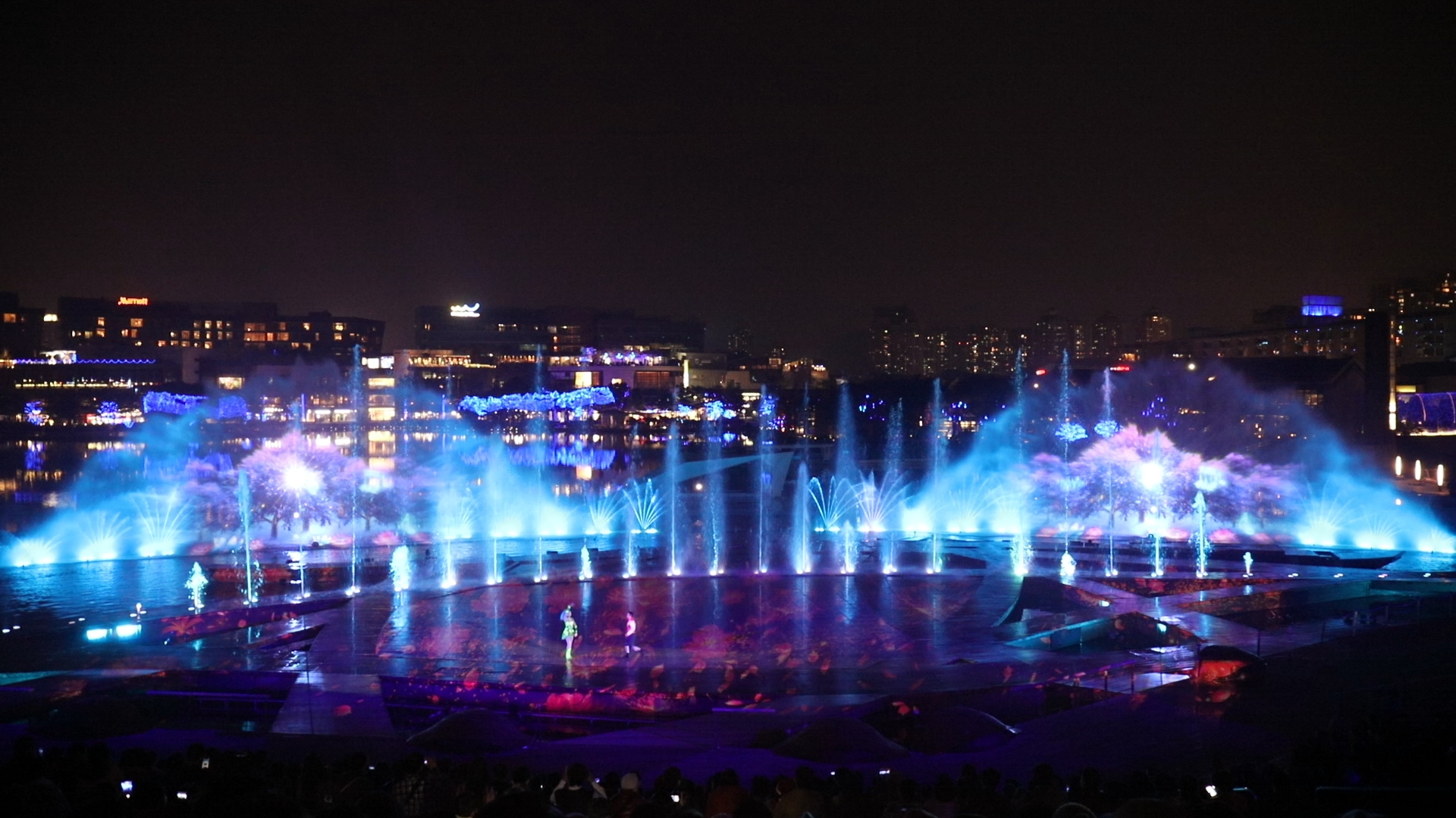 欢乐海岸水秀剧场《深蓝秘境》 烟花与激光共舞的视觉史诗